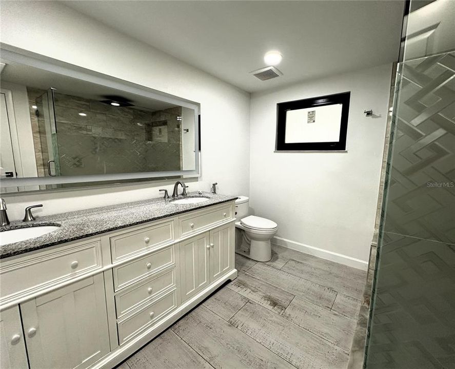 For Sale: $349,000 (2 beds, 1 baths, 686 Square Feet)