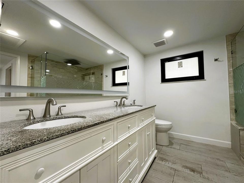 For Sale: $349,000 (2 beds, 1 baths, 686 Square Feet)