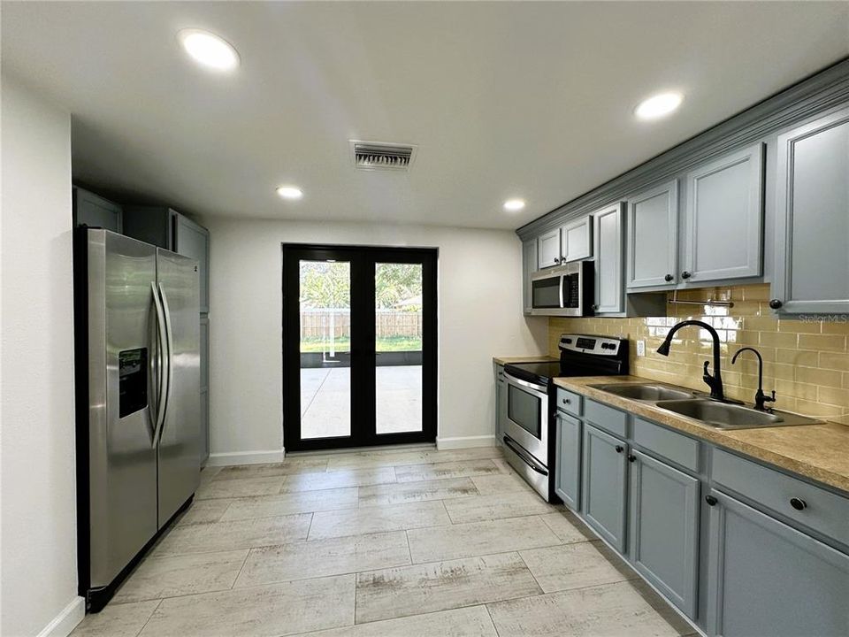 For Sale: $349,000 (2 beds, 1 baths, 686 Square Feet)