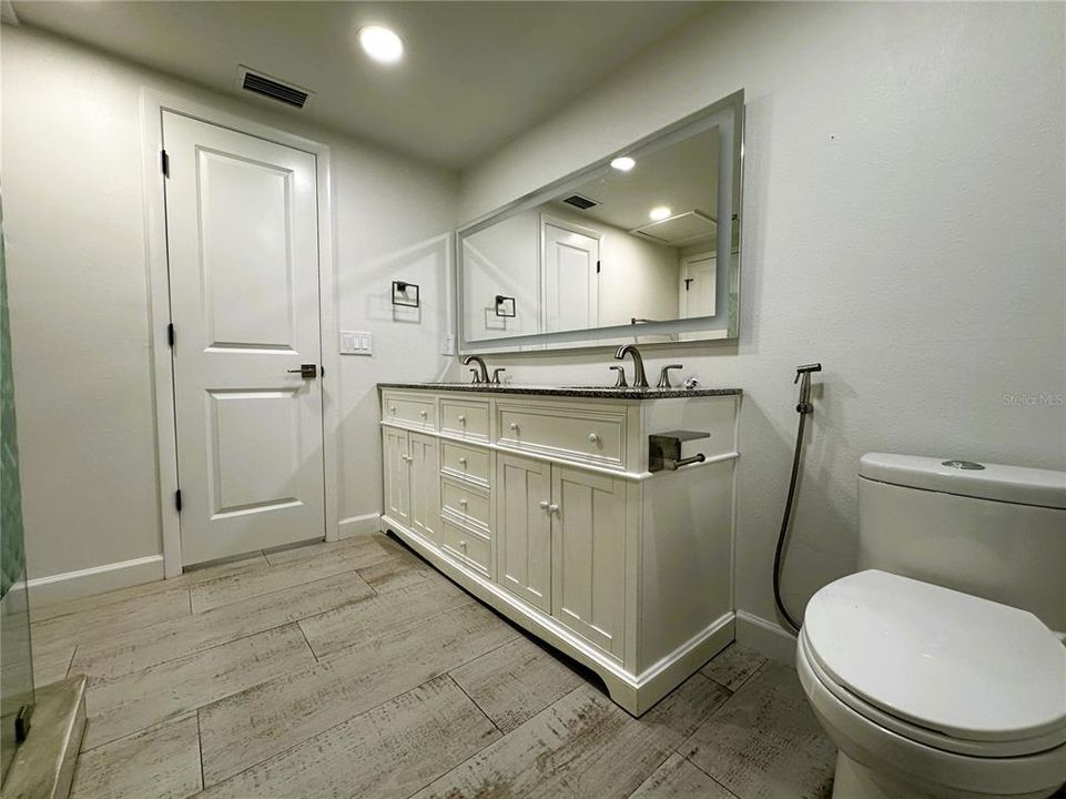 For Sale: $349,000 (2 beds, 1 baths, 686 Square Feet)