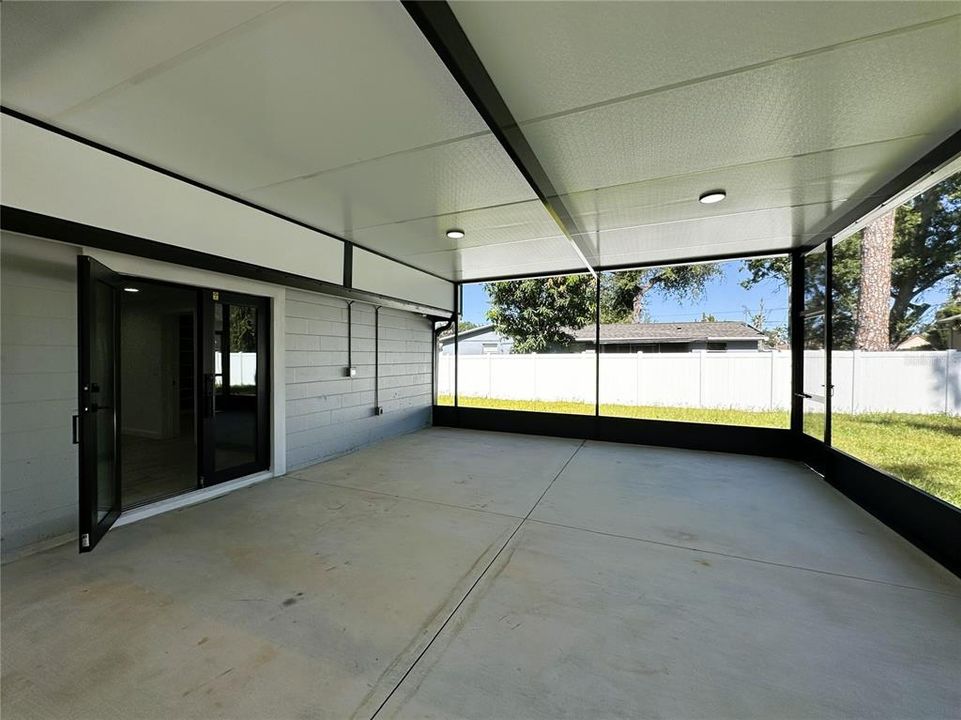 For Sale: $349,000 (2 beds, 1 baths, 686 Square Feet)