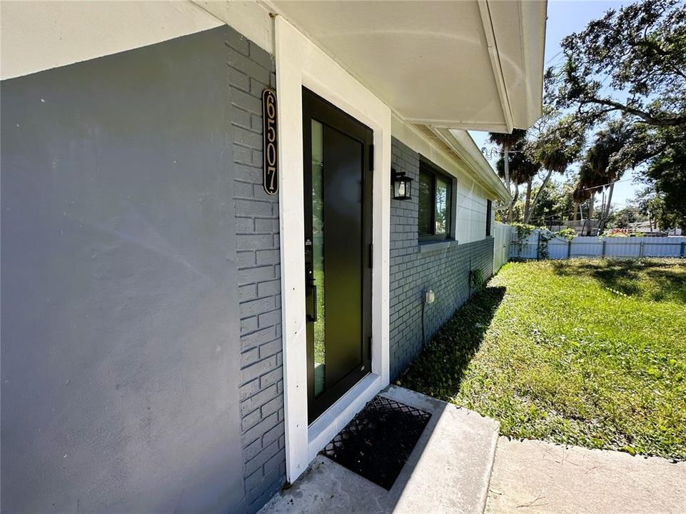For Sale: $349,000 (2 beds, 1 baths, 686 Square Feet)