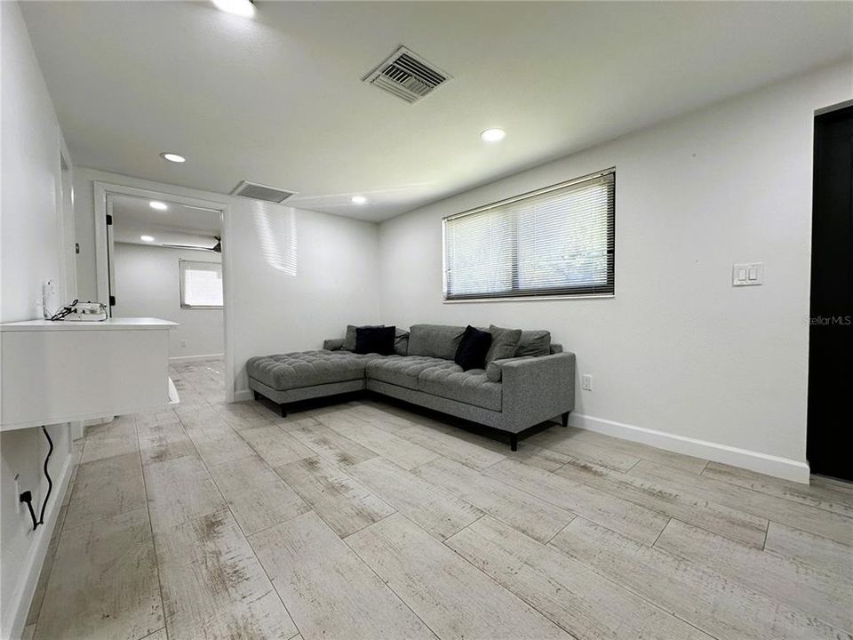 For Sale: $349,000 (2 beds, 1 baths, 686 Square Feet)