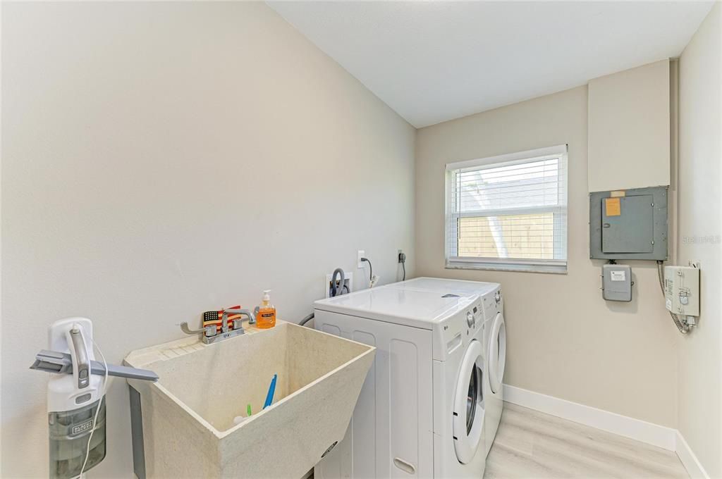 En Venta: $699,900 (3 camas, 3 baños, 1904 Pies cuadrados)