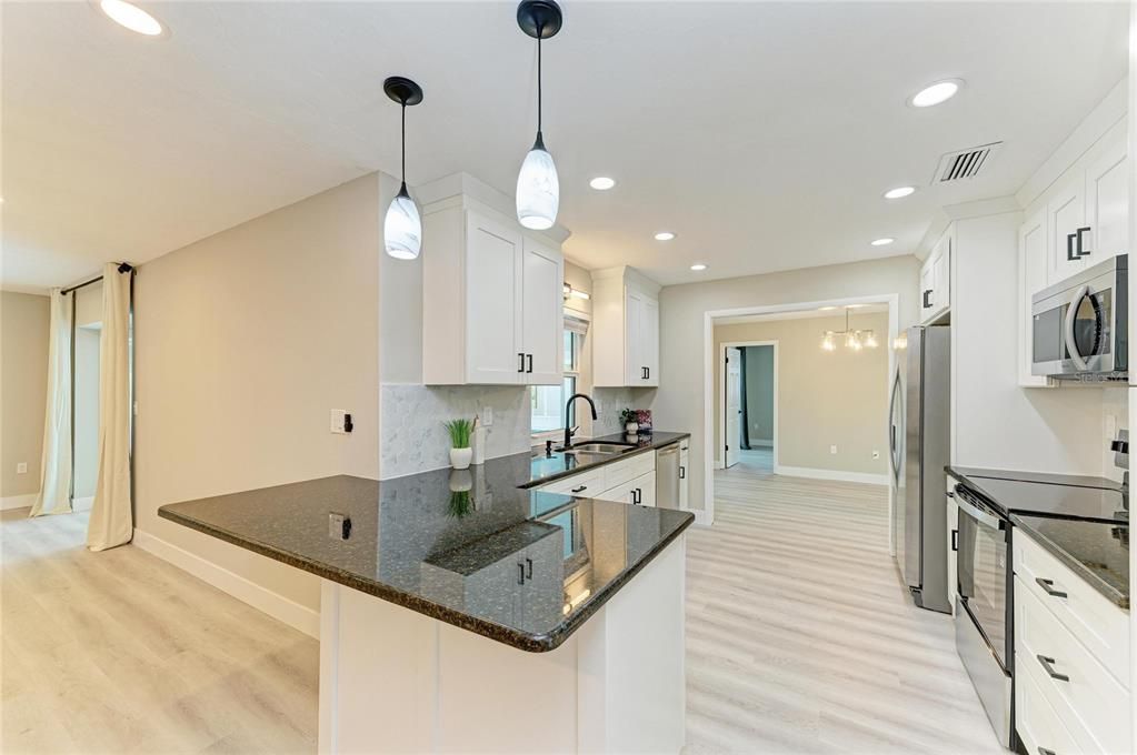 En Venta: $699,900 (3 camas, 3 baños, 1904 Pies cuadrados)