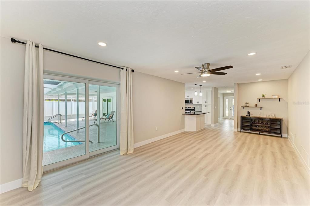 En Venta: $699,900 (3 camas, 3 baños, 1904 Pies cuadrados)