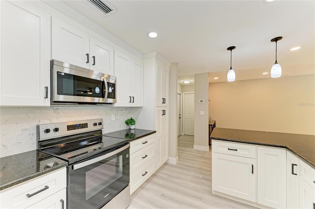 En Venta: $699,900 (3 camas, 3 baños, 1904 Pies cuadrados)