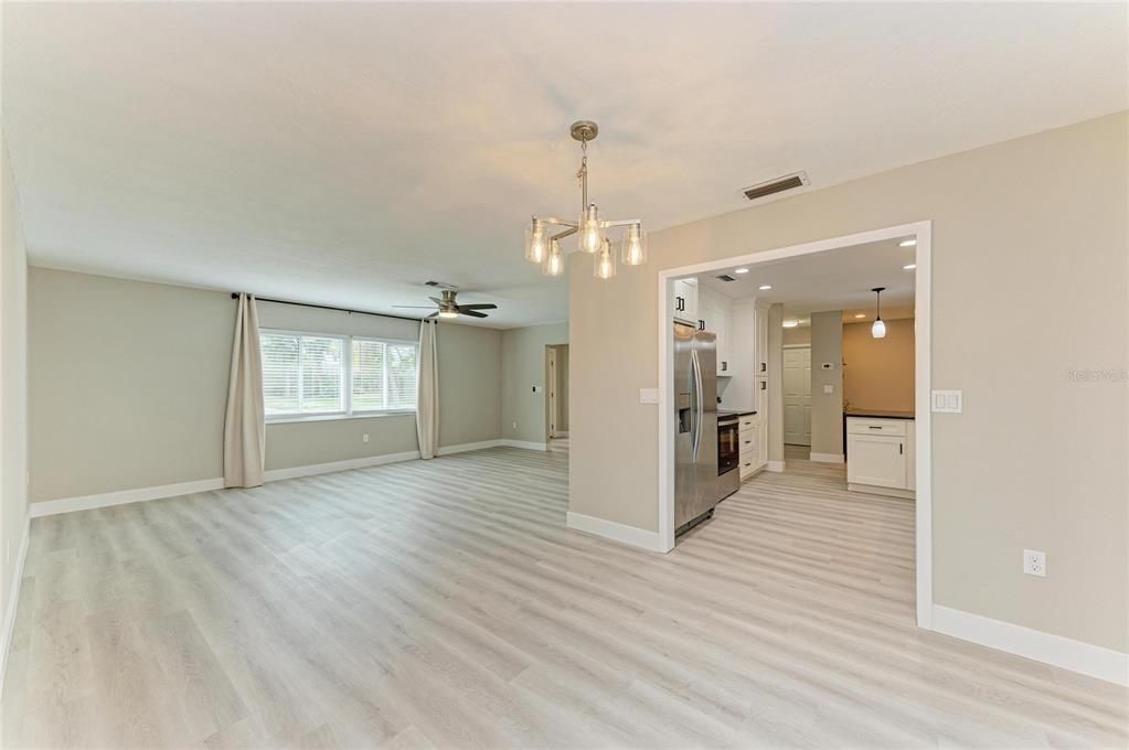 En Venta: $699,900 (3 camas, 3 baños, 1904 Pies cuadrados)