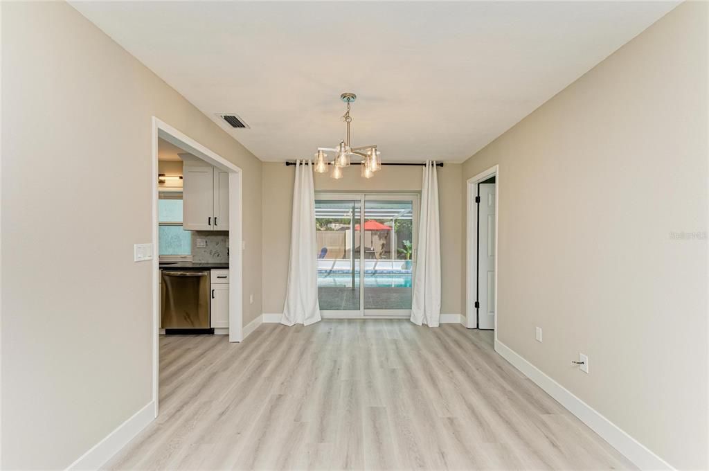 En Venta: $699,900 (3 camas, 3 baños, 1904 Pies cuadrados)