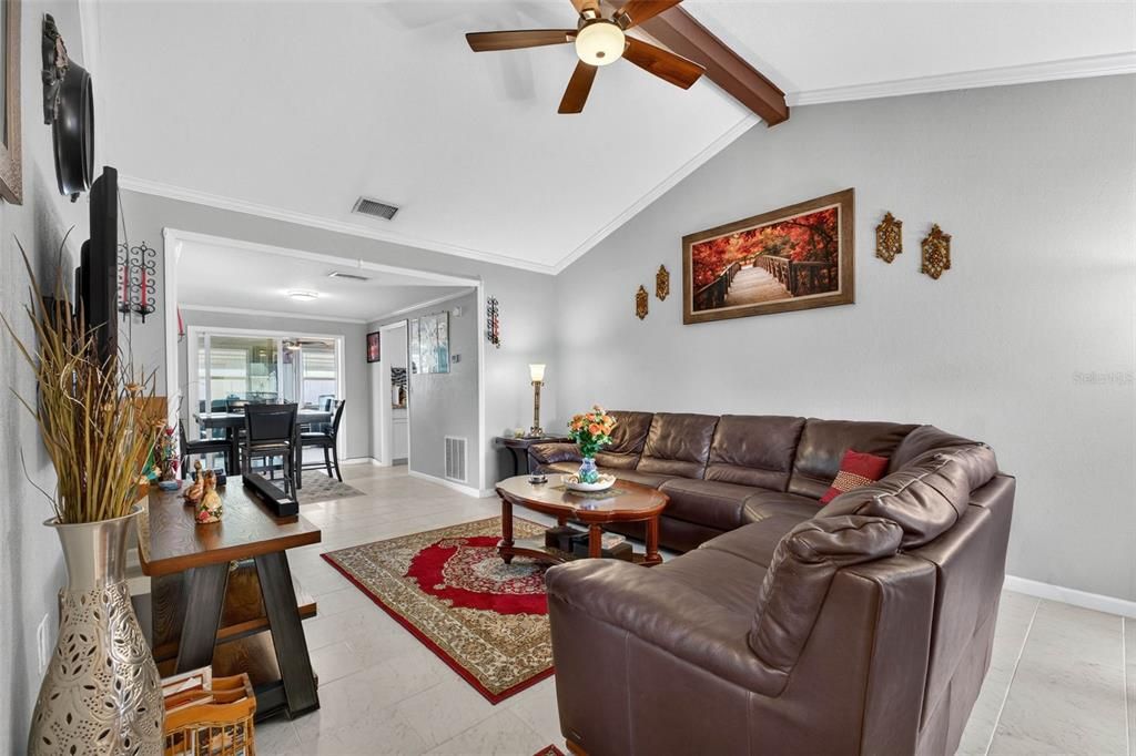 Под контрактом: $359,000 (2 спален, 2 ванн, 1320 Квадратных фут)