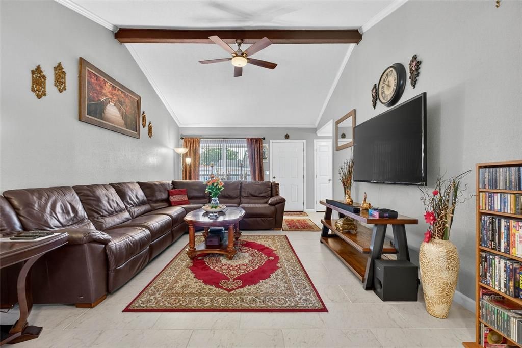 Под контрактом: $359,000 (2 спален, 2 ванн, 1320 Квадратных фут)