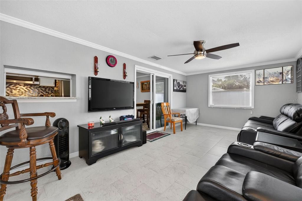 Под контрактом: $359,000 (2 спален, 2 ванн, 1320 Квадратных фут)