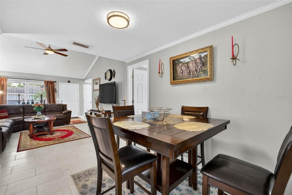 Под контрактом: $359,000 (2 спален, 2 ванн, 1320 Квадратных фут)