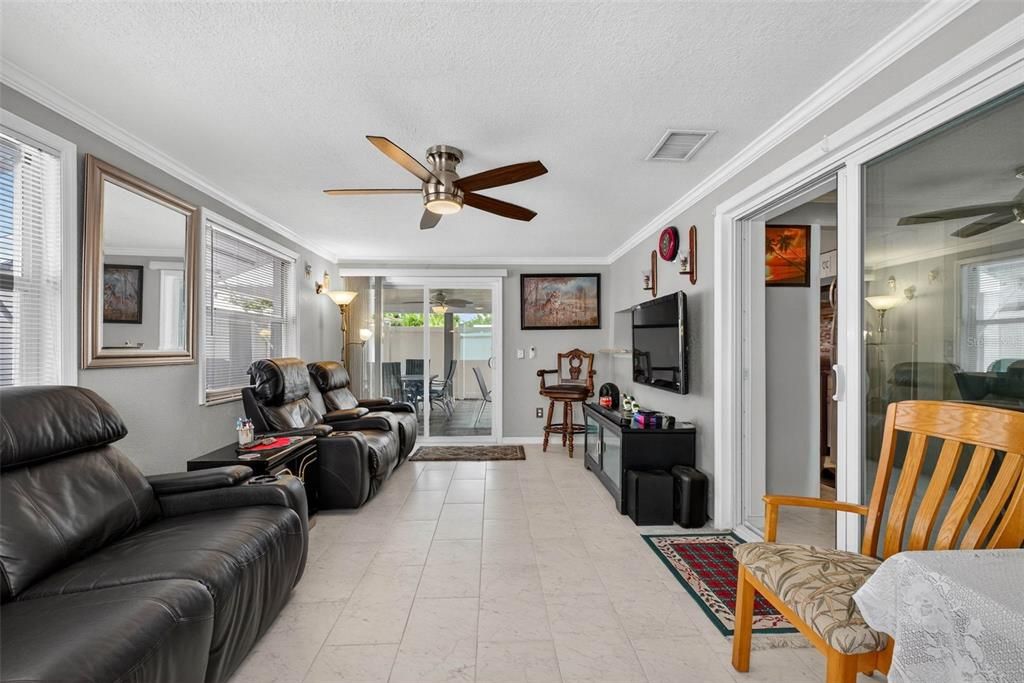 Под контрактом: $359,000 (2 спален, 2 ванн, 1320 Квадратных фут)