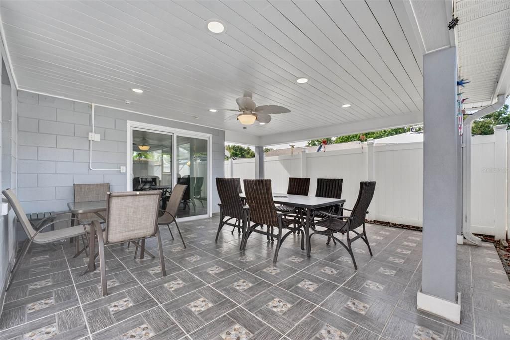 Под контрактом: $359,000 (2 спален, 2 ванн, 1320 Квадратных фут)