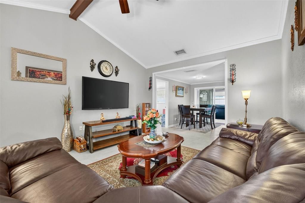 Под контрактом: $359,000 (2 спален, 2 ванн, 1320 Квадратных фут)