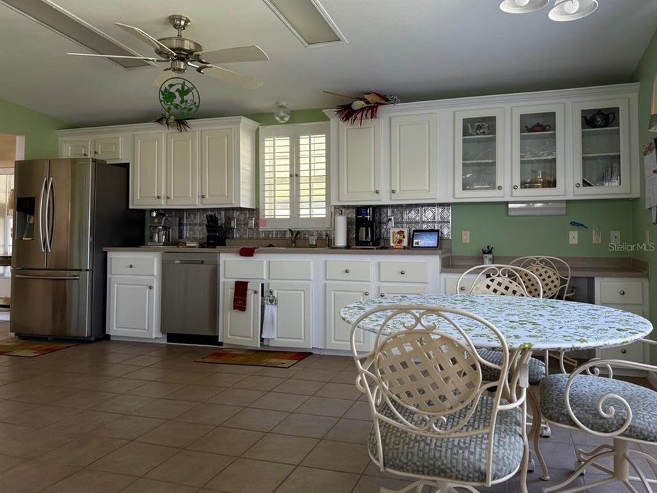 Active With Contract: $299,900 (3 beds, 3 baths, 1829 Square Feet)