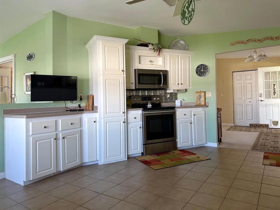 Active With Contract: $299,900 (3 beds, 3 baths, 1829 Square Feet)