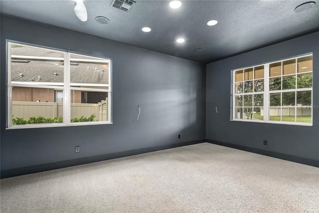 Activo con contrato: $429,999 (3 camas, 2 baños, 2512 Pies cuadrados)