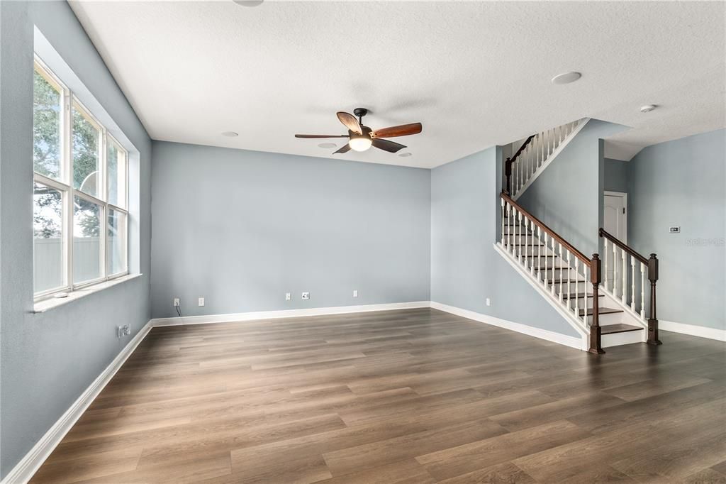 Activo con contrato: $429,999 (3 camas, 2 baños, 2512 Pies cuadrados)