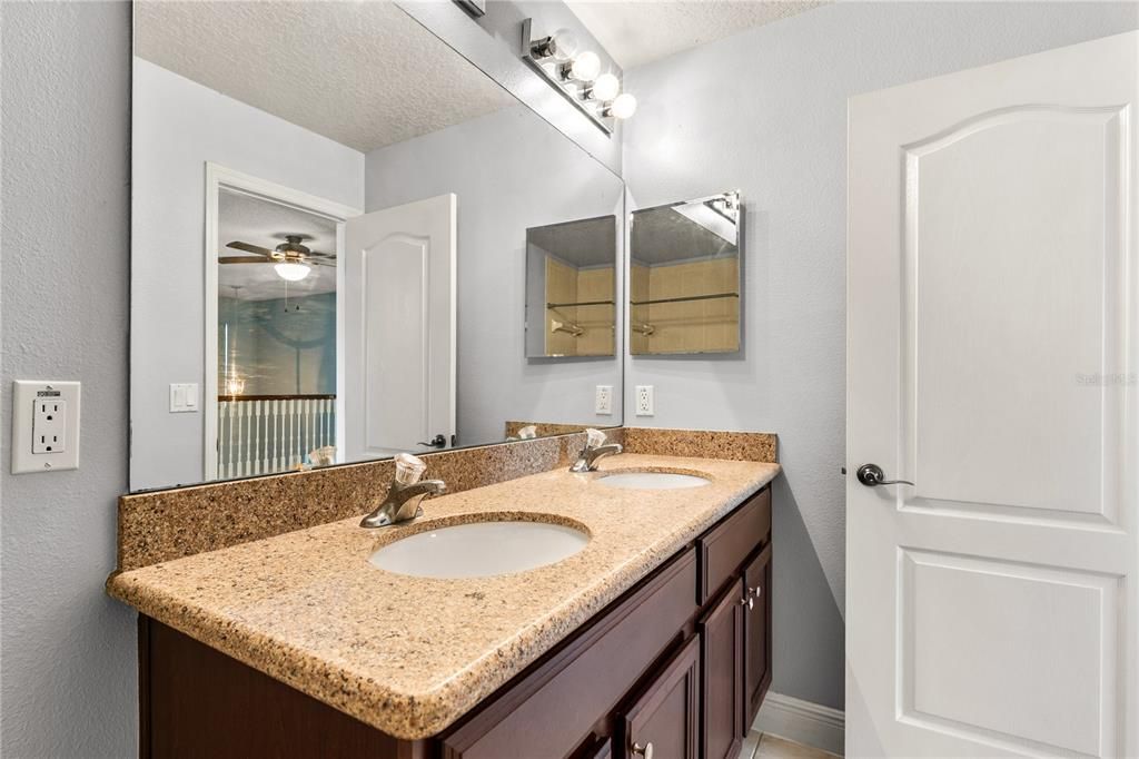 Activo con contrato: $429,999 (3 camas, 2 baños, 2512 Pies cuadrados)