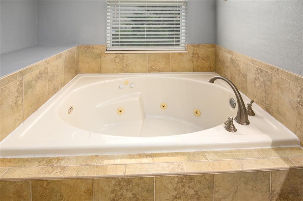 Activo con contrato: $429,999 (3 camas, 2 baños, 2512 Pies cuadrados)