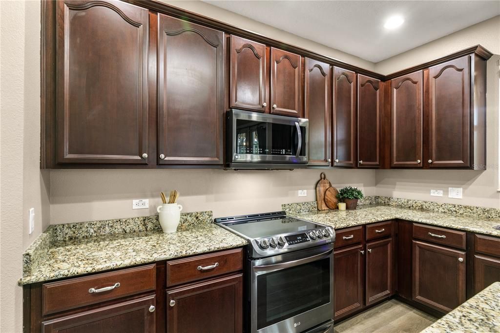 Activo con contrato: $429,999 (3 camas, 2 baños, 2512 Pies cuadrados)