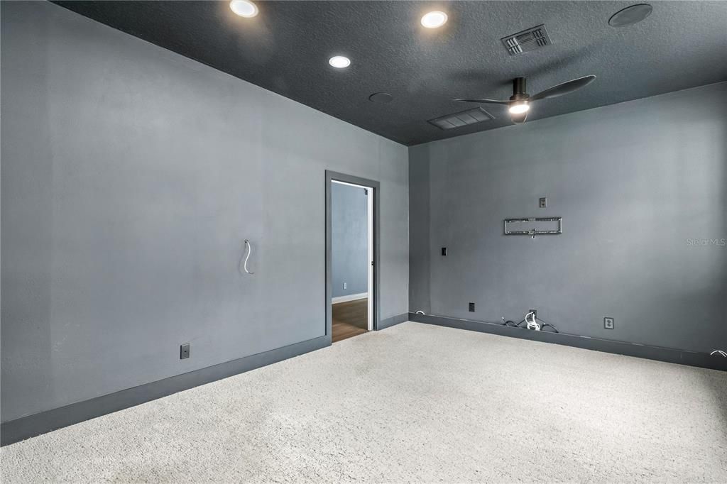 Activo con contrato: $429,999 (3 camas, 2 baños, 2512 Pies cuadrados)