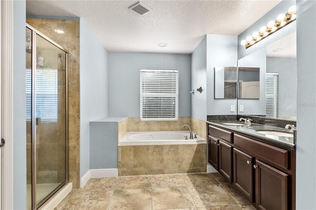 Activo con contrato: $429,999 (3 camas, 2 baños, 2512 Pies cuadrados)