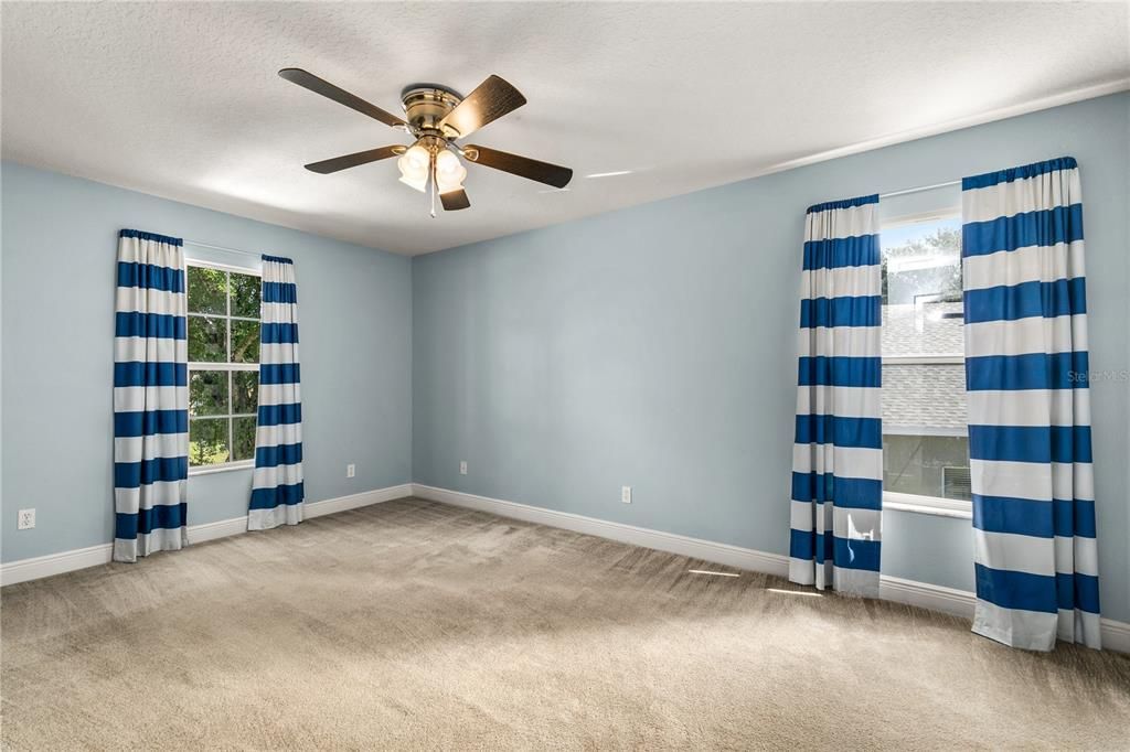 Activo con contrato: $429,999 (3 camas, 2 baños, 2512 Pies cuadrados)