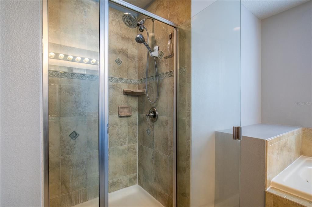 Activo con contrato: $429,999 (3 camas, 2 baños, 2512 Pies cuadrados)