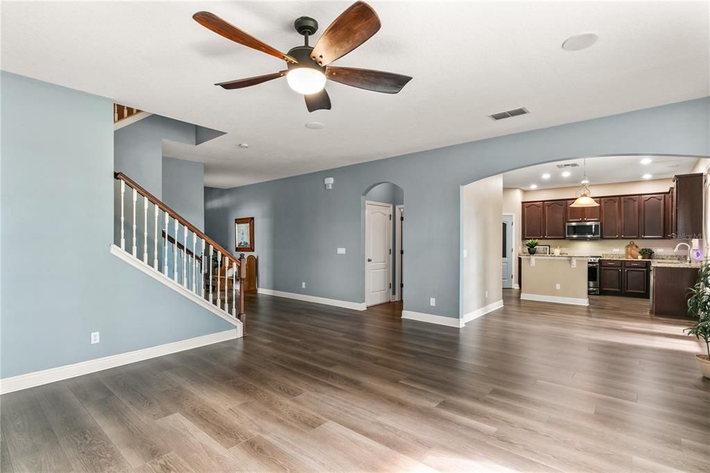 Activo con contrato: $429,999 (3 camas, 2 baños, 2512 Pies cuadrados)