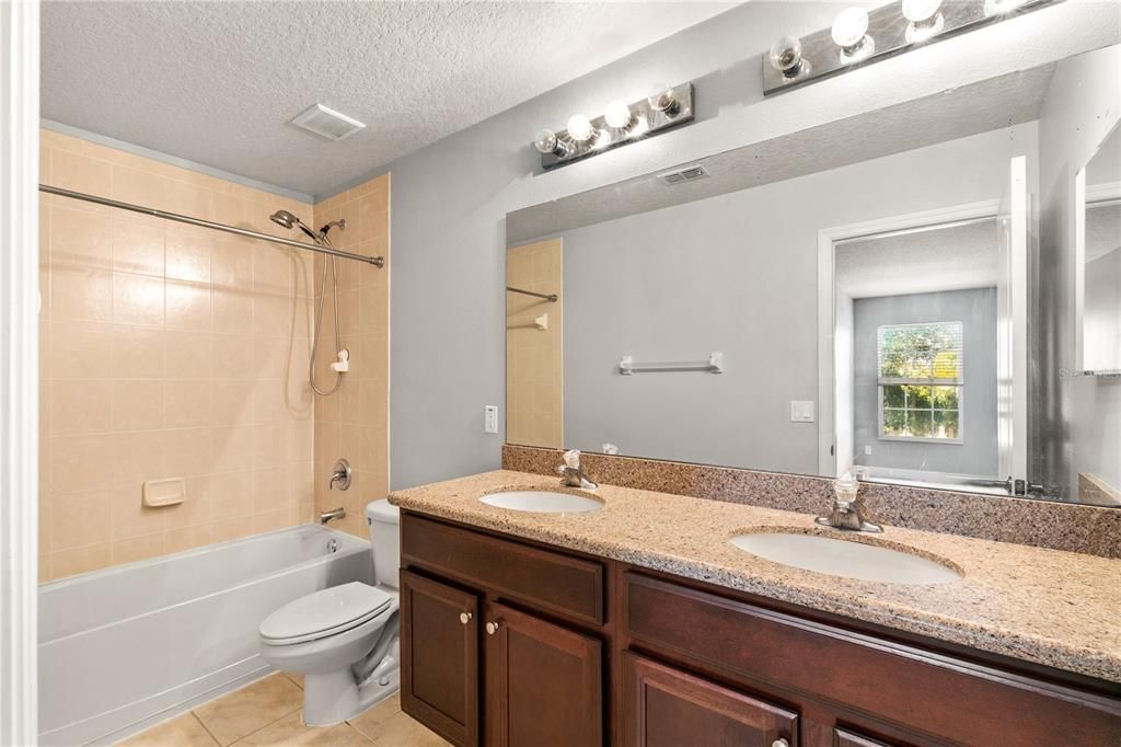 Activo con contrato: $429,999 (3 camas, 2 baños, 2512 Pies cuadrados)