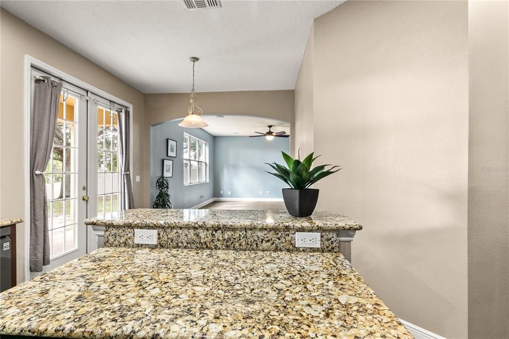 Activo con contrato: $429,999 (3 camas, 2 baños, 2512 Pies cuadrados)