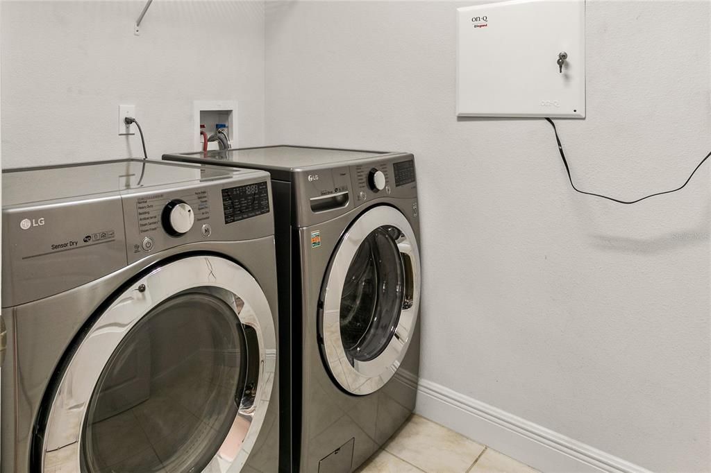 Activo con contrato: $429,999 (3 camas, 2 baños, 2512 Pies cuadrados)