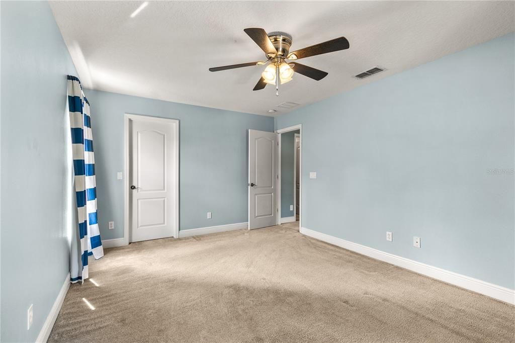 Activo con contrato: $429,999 (3 camas, 2 baños, 2512 Pies cuadrados)