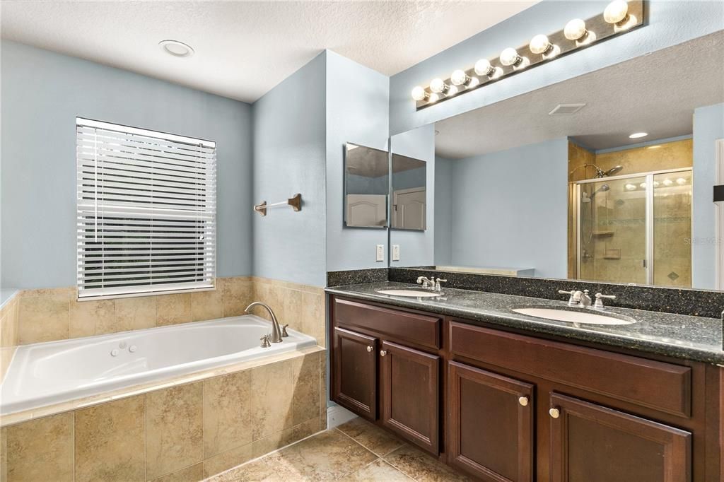 Activo con contrato: $429,999 (3 camas, 2 baños, 2512 Pies cuadrados)