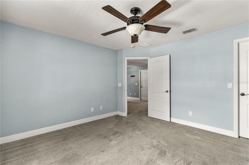 Activo con contrato: $429,999 (3 camas, 2 baños, 2512 Pies cuadrados)