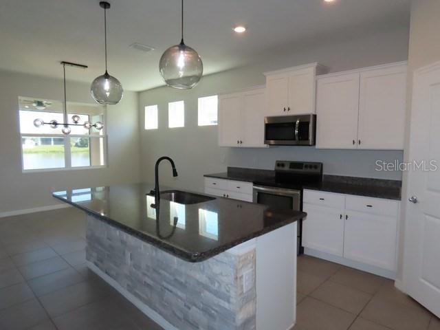 На продажу: $399,900 (4 спален, 2 ванн, 2068 Квадратных фут)