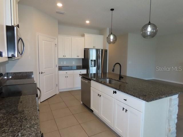 На продажу: $399,900 (4 спален, 2 ванн, 2068 Квадратных фут)