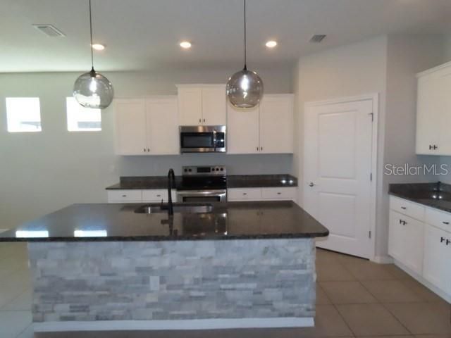 На продажу: $399,900 (4 спален, 2 ванн, 2068 Квадратных фут)