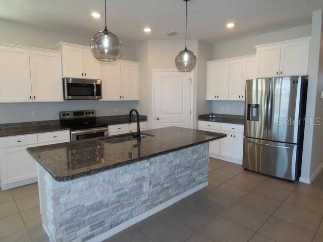 На продажу: $399,900 (4 спален, 2 ванн, 2068 Квадратных фут)