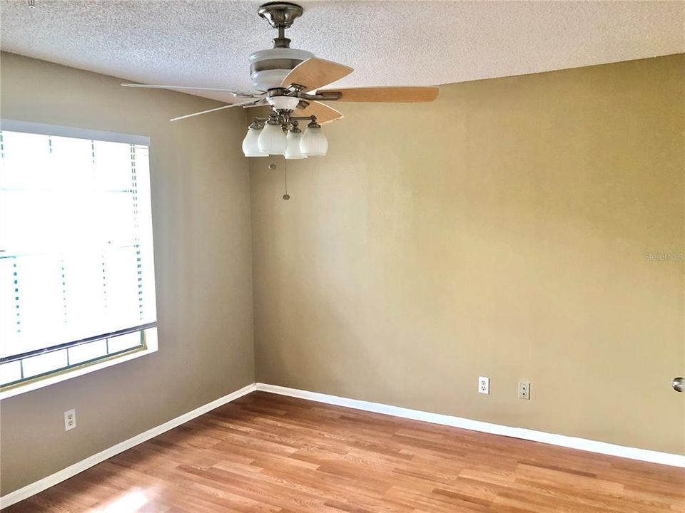 For Sale: $148,300 (2 beds, 2 baths, 962 Square Feet)