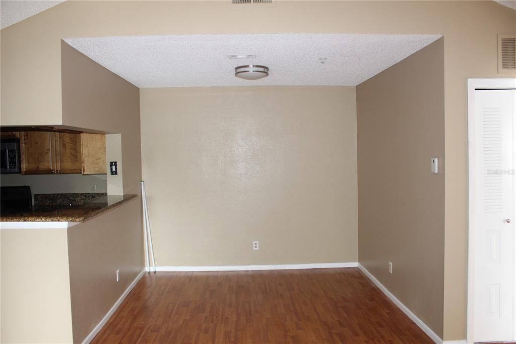 For Sale: $148,300 (2 beds, 2 baths, 962 Square Feet)
