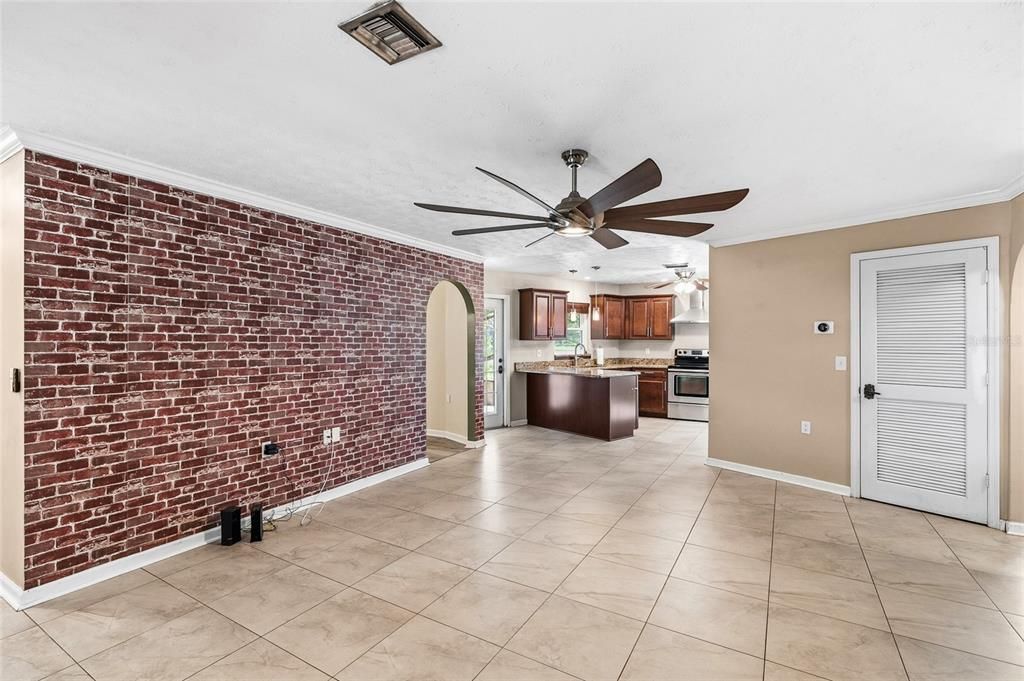 For Sale: $315,000 (3 beds, 2 baths, 1914 Square Feet)