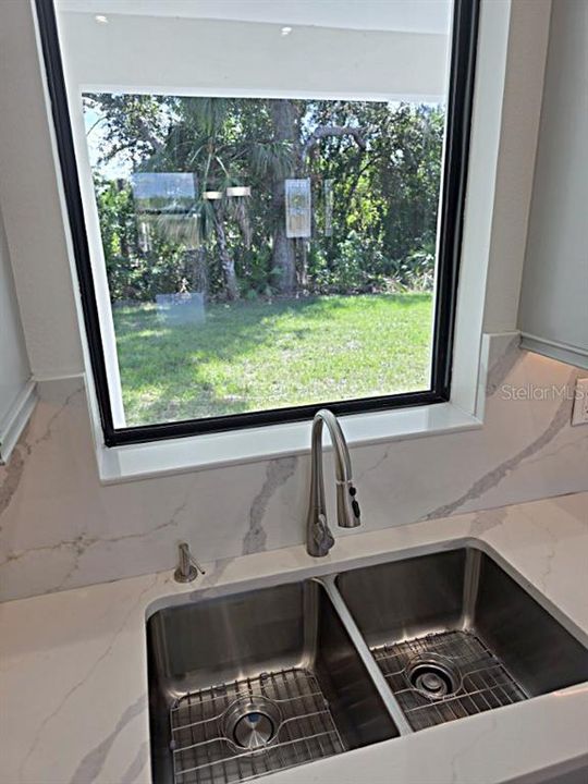 For Sale: $399,000 (3 beds, 2 baths, 1703 Square Feet)