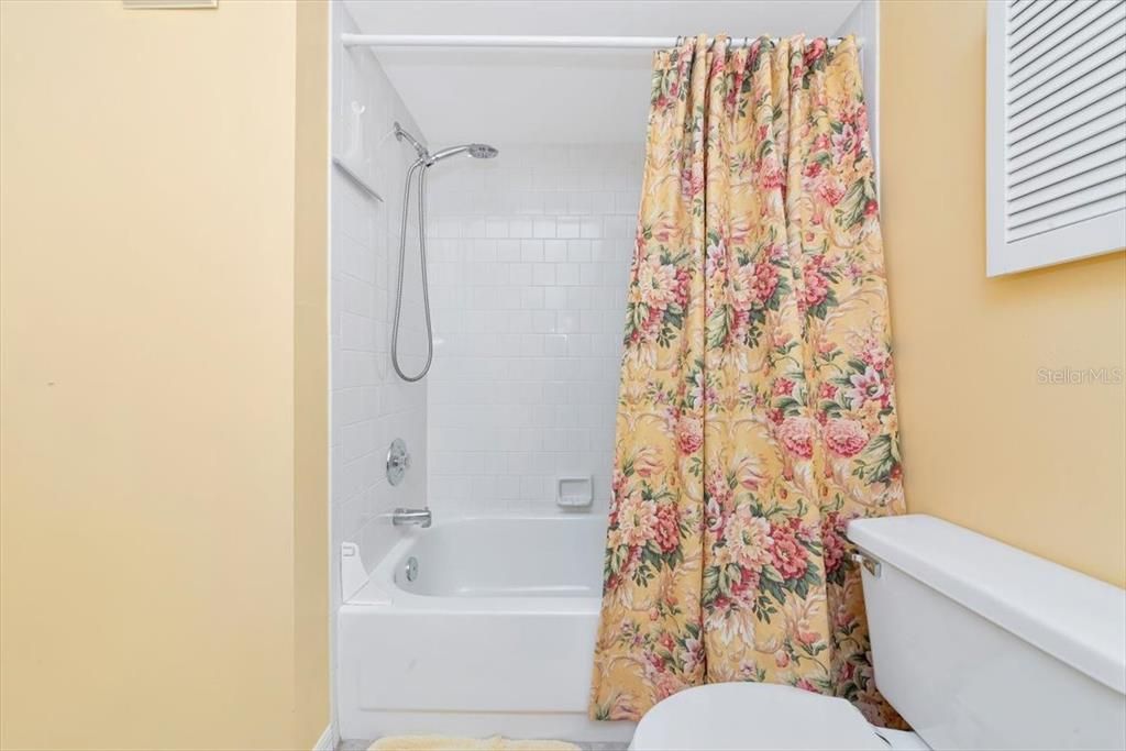 Под контрактом: $309,000 (2 спален, 2 ванн, 1185 Квадратных фут)