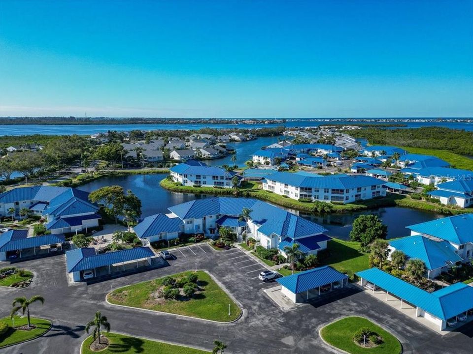 Под контрактом: $309,000 (2 спален, 2 ванн, 1185 Квадратных фут)