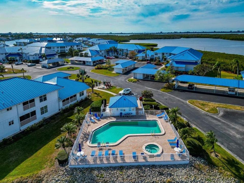 Под контрактом: $309,000 (2 спален, 2 ванн, 1185 Квадратных фут)