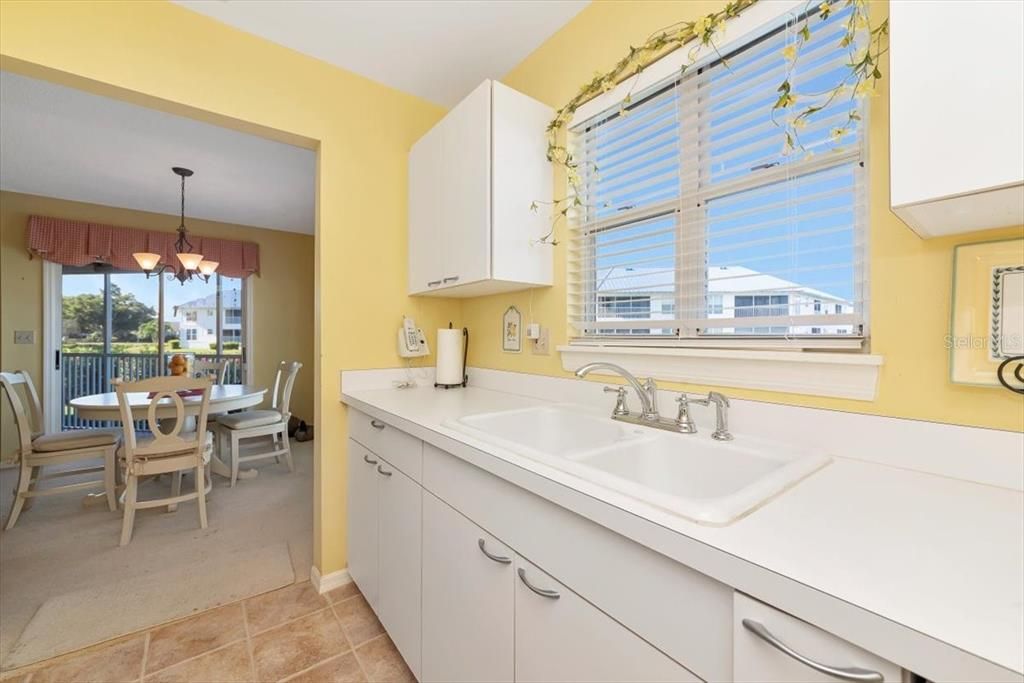 Под контрактом: $309,000 (2 спален, 2 ванн, 1185 Квадратных фут)